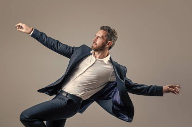 Ofiste dans eden mutlu iş adamı partisi, kutlama başarısı