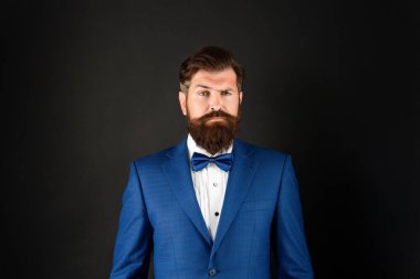 Smokin papyonlu bir adamın portresi. Siyah arka planda resmi giyinmiş gelin damadı. resmi moda.