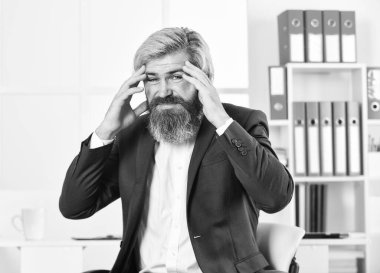 Sık sık baş ağrısı ya da migren krizleri geçirin. Hayattaki en büyük stres yaratan işlerden biri. Stres azaltma mekanizmaları. İşadamı baş ağrısı çekiyor. İş adamı baş ağrısı hisseder. Stresli bir hayat