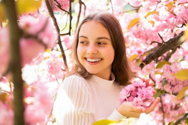 Sakura 'daki mutlu genç kız baharda çiçek açar.