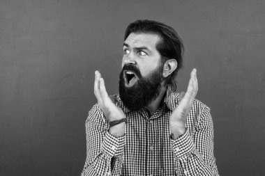 Öfkeli vahşi erkek adamın duygusal bir yüzü var. İnsani duyguları var.