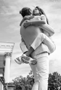 Aşk dili. Aşk ilişkisi. Kız arkadaşı ve erkek arkadaşı. Sevgililer günün kutlu olsun. Açık havada birbirine aşık şık bir çift. Erkek ve kadın romantik bir randevuda. Romantizm. genç aile ilişkileri