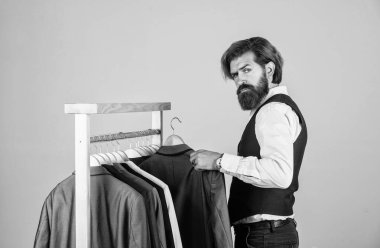 Adam içeride iş elbisesi sipariş ediyor. Terzi ölçer adamım. Çalışma alanında şık bir adam. Moda tasarım stüdyosu. Erkek moda tasarımcısı. Bireysel insan eli ölçer. Müşteriden iyi geri bildirim