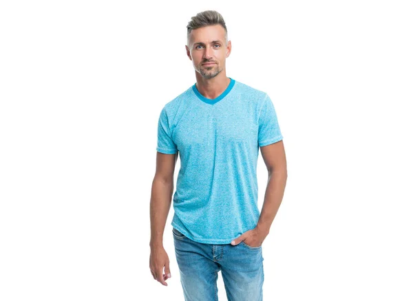 Sério bonito homem de meia idade em estilo casual mantendo a mão no bolso isolado no branco — Fotografia de Stock