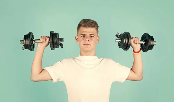 Έφηβος αγόρι προπόνηση δικέφαλους μυς με barbell, αθλητισμός — Φωτογραφία Αρχείου