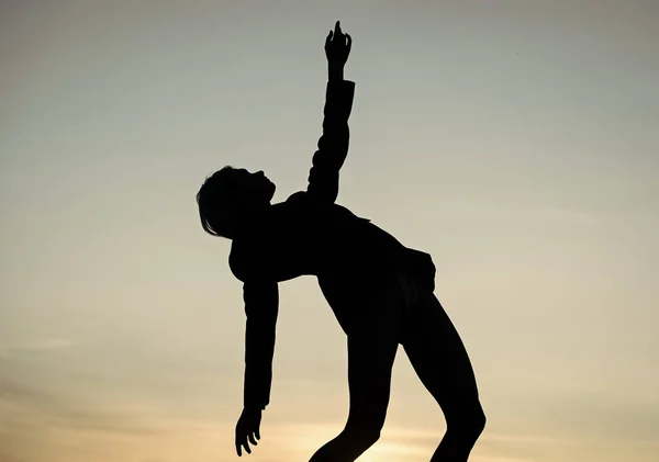 Vara flexibel. honsiluett vid solnedgången. Kvinnan dansar i mörker. mörk figur form. — Stockfoto