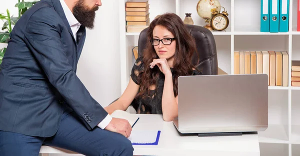 Sakin ol ve odaklan. Ciddi bir ofis müdürü. Profesyonel kadın ve erkek görüşlerini değiştirdiler. Ofis işi