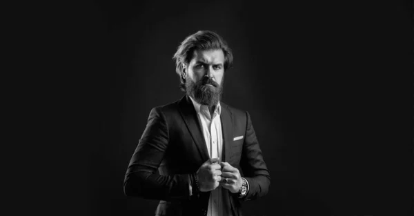 Business man wear suit. official office lifestyle. serious bearded man. handsome and successful man in expensive suit. He is in shirt. stylish successful man in suit posing. copy space — Stock Photo, Image