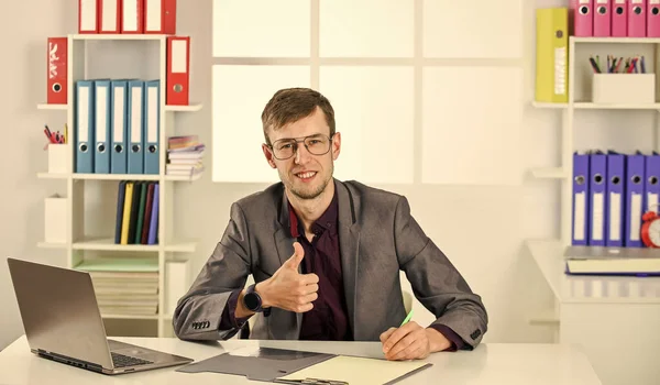 Homme travailler ordinateur portable en ligne dans le bureau, concept de démarrage réussi — Photo