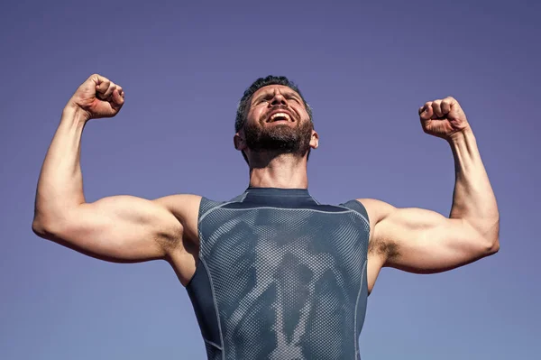 Hombre musculoso atlético feliz tiene bíceps y tríceps, éxito deportivo —  Fotos de Stock