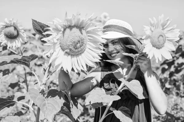 Güzel yüzlü küçük kız ayçiçeği oynuyor doğa geçmişi, yaz tatilleri — Stok fotoğraf