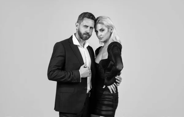 Casal de homem e mulher no desgaste formal, moda — Fotografia de Stock