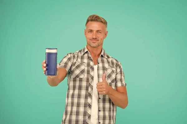 Douche tête aux pieds dans la joie. Homme heureux donner pouces jusqu'à la bouteille de gel douche. Approbation geste de la main. — Photo