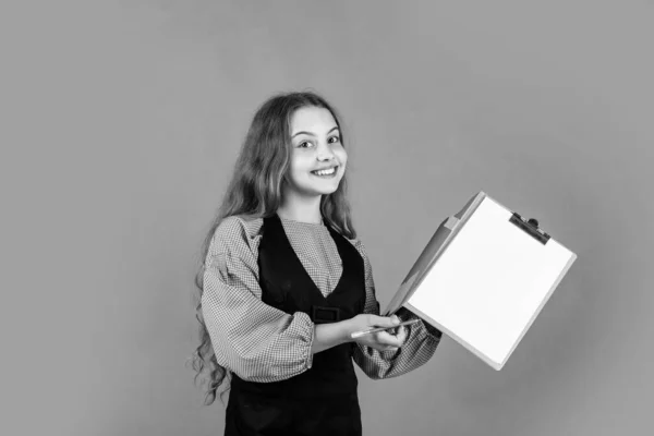 Menina elegante trabalhando com documentos em papel na pasta, educação — Fotografia de Stock