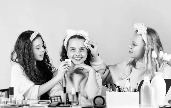 Felicidad infantil. Los niños retro se maquillan. cosméticos para el cuidado de la piel para niños. Siguiendo un estilo personal. tres chicas felices en la peluquería. amistad y hermandad. tiempo de vinculación familiar — Foto de Stock