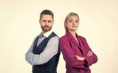 Şirket modasında kendine güvenen bir çift beyaz, iş modasında soyutlanmış görünüyor.