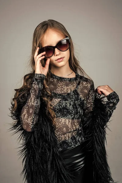 Uzun kıvırcık saçlı genç kız moda güneş gözlüğü takıyor, güzellik