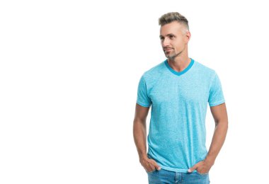 Mutlu, yakışıklı, sıradan bir beyaz adam ceplerinde el ele tutuşup duruyor.