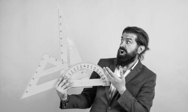 Üniversitede, okulda ve eğitimde sakal eğitimi alan olgun bir adam.