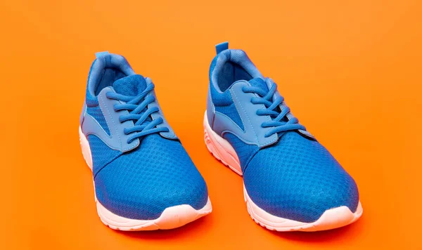 Par de calçados para treinamento em fundo laranja, sapatos de corrida — Fotografia de Stock