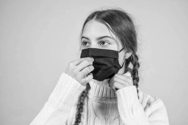 Stay protected. girl in respirator medical mask. patient in safety item. hygiene on coronavirus pandemic. she needs virus vaccine. epidemic outbreak quarantine. lockdown. covid-19 and healthcare — Stock Photo, Image