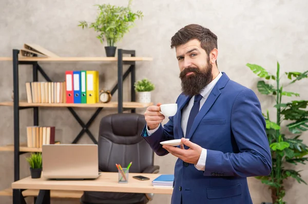 Sonriente brutal ceo en traje de negocios tiene hora del almuerzo con taza de café en la oficina, hombre de negocios — Foto de Stock