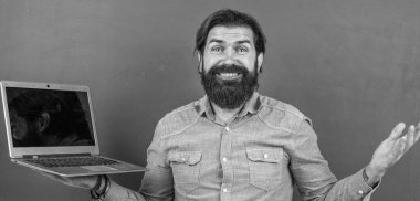 resmi online eğitim. Bilgi günü. Olgun sakallı öğretmen derste dizüstü bilgisayar kullanır. Sınıfta tahtasıyla çalışan acımasız bir adam. Sınava hazırlan. Ders üzerine ders veren üniversite hocası. Okula geri dön.