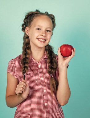 Sağlıklı gülümseme. Gülümseyen çocuk kırmızı elmayı tutuyor. Vejetaryen diyeti. Sonbahar hasadı.