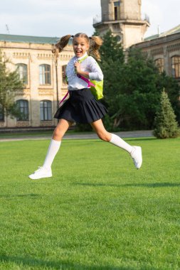 Üniformalı mutlu çocuk 1 Eylül 'de sevinçten havalara uçuyor.