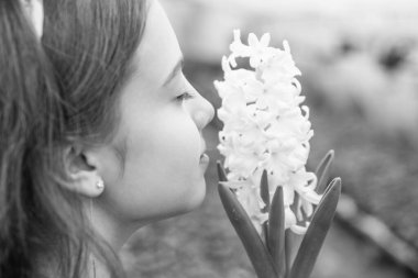 Çiçekçi kız serada, bahçıvanlıkta esrar kokusu alıyor.