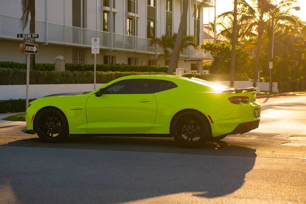 Palm Beach, Florida - 22 de marzo de 2021: automóvil Chevrolet Camaro verde en Palm Beach. vista lateral —  Fotos de Stock