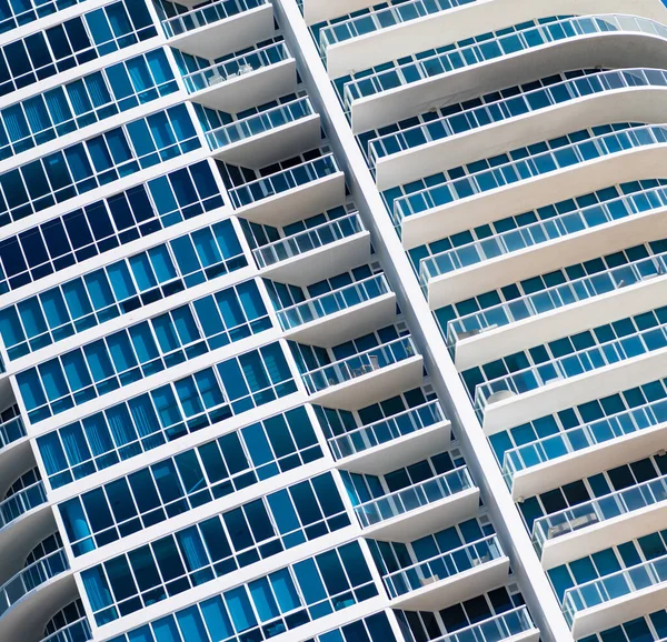 Pencere ve balkonlu apartman cephesinin mimari ayrıntıları — Stok fotoğraf