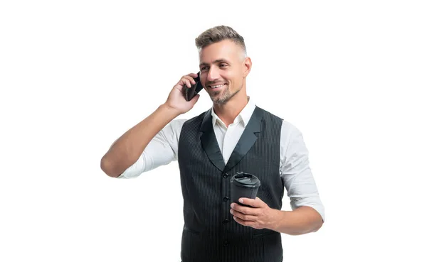 하얀 커피를 마시면서 휴대폰으로 얘기하는 행복 한 전문직 남자 — 스톡 사진