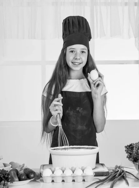 Fille avec oeuf faisant la pâte, cuisine — Photo