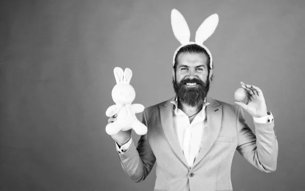 Heureux Pâques beau homme d'affaires caucasien avec coiffure à la mode dans la veste, oreilles de lapin — Photo
