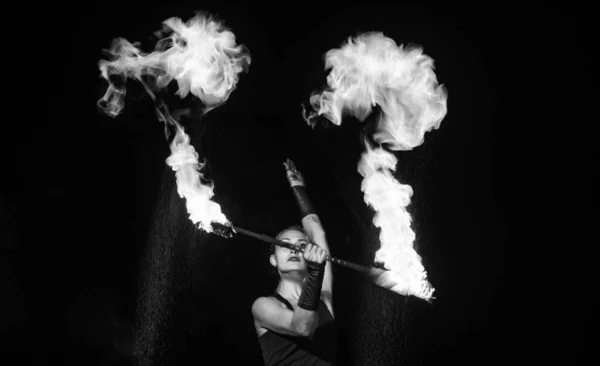 Sexy menina artista twirl queima bastões durante espumante fogo desempenho no escuro, iluminação — Fotografia de Stock