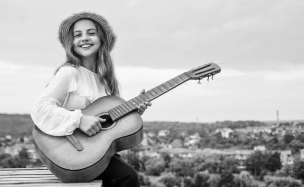 Trendy kijken kid meisje spelen akoestische gitaar, muziek — Stockfoto
