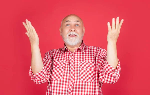 Homme âgé étonné ou grand-père en chemise à carreaux sur fond rouge — Photo