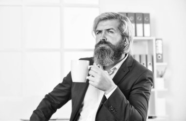 İdari danışman ya da analistler sabah kahvesini içerler. karizmatik finansal analistler. Sigortacılık yapıyor. İşletme bölümünün yetenekleri var. Yetenekli muhasebeci ofis ceketi giyer.