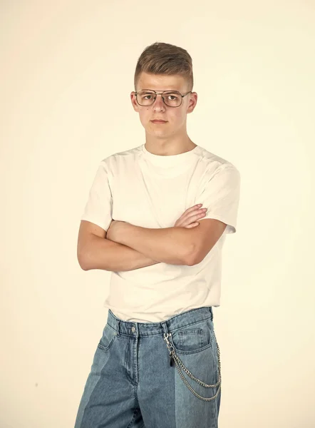 Teen boy nerd in camicia bianca. stile moda casual. infanzia felice. ragazzo alla moda — Foto Stock