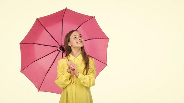 Autunno accessorio moda. felice ragazza elegante isolato su bianco. allegro adolescente bambino tenere ombrellone rosa. — Foto Stock