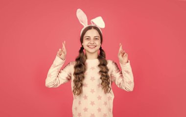 Tavşan kulaklı, pijamalı mutlu Paskalya kızı.