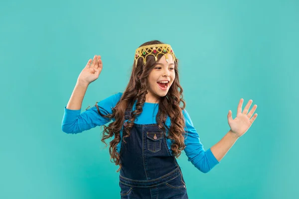 Chica adolescente egoísta usar diadema. arrogancia y egoísmo. retrato de gloria. niño feliz en corona. —  Fotos de Stock