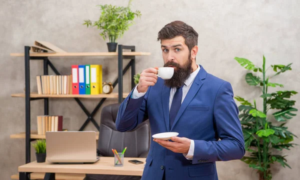 참을 성있는 사업가 가 사무실에서 복사기를 끼고 커피를 마시고 있는 것에 놀란 전문적 인 모습 — 스톡 사진