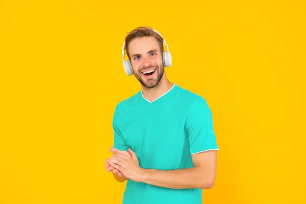 Online education. back to school. young guy in headphones. music lover. — Stock Photo, Image