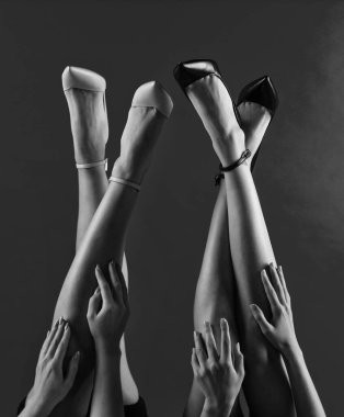 Yüksek topuklu ayakkabılı kadın ayakları, topuklu ayakkabılar