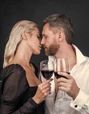 Kadın ve erkeğe aşık seksi bir çift. Şarap kadehiyle öpüşüp uzay olayını kutluyorlar. Evlenme teklifi.