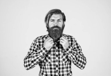 Kareli gömlekli, erkek modasında, modaya uygun saç stili olan beyaz, olgun hippi.