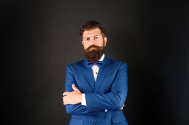 Smokin papyonlu kendine güvenen ciddi bir adam. Siyah arka planda resmi giyinen bir adam. erkek resmi moda