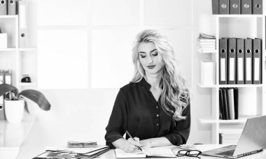 Analiz konsepti, para incelemesi. İnternet üzerinden para harcamak. Evden çalışıyorum. Bitcoin paraya dönüşür. Banka ofisi ya da döviz kurcusu. Zafer. İş başarısı ve kutlama. Para her şeydir.